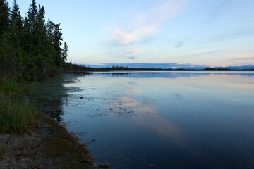 月影が映るアラスカの湖