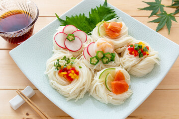 そうめんと薬味の盛り付け