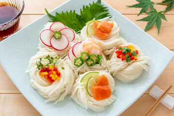 そうめんと薬味の盛り付け