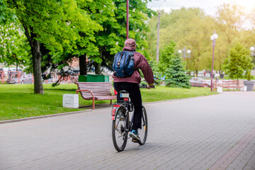 Naklejka premium Cyclist ride on the bike path in the city Park 