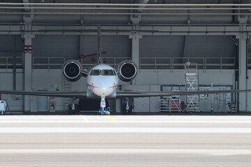 Geschäftsflugzeug von vorne in einem Flugzeughangar am Flughafen