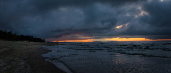 Pochmurne nocne niebo nad morzem © michalsen