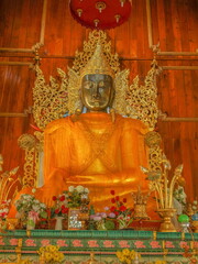 Obraz premium view of bronze buddha (Phra Jao Pararakeng) with traditional costume, Yakhai or Myanmar Style art 18th. Century., Wat Hua Wiang, Mae Hong Son, northern of Thailand.
