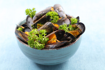 Fototapeta na wymiar mussel with parsley in bowl