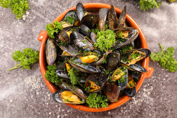 mussel with parsley in bowl
