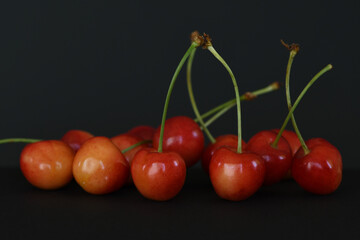 さくらんぼ　背景黒