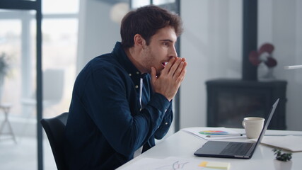 Obraz premium Surprised man reading documents on computer. Business man thinking on results