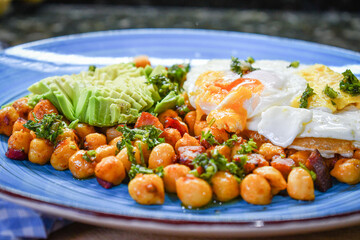 Desayuno de garbanzos fritos con huevo y aguacate