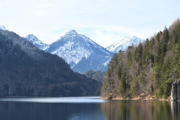 Fototapeta na wymiar Crystal pure lake in the middle of Alps. The Neuschwanstein city in Germany.