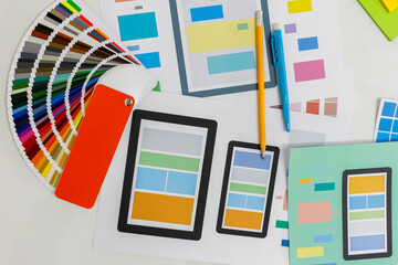 A team of designers and website designers are collaborating to develop a website using the ux ui system to match with the smartphone system. Ux ui system learning concepts for application development