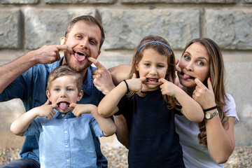 Famiglia felice, fa le boccacce in un bel quadretto di famiglia 