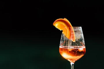 Verre d'apéritif frais apérol spritz avec oranges