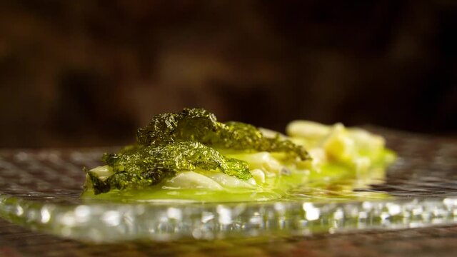 Alta cocina de mar. kokotxas de bacalao.