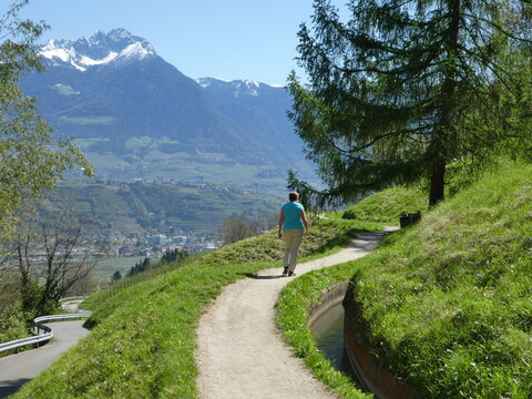wandern auf den Wallwegen im Vinschagu nahe Meran