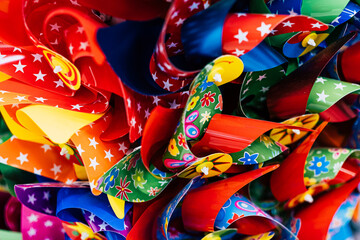 Jouets pour enfants moulins à vents en plastique - Arrière plan coloré