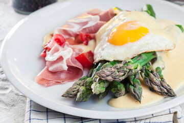 Green asparagus with ham, egg and hollandaise sauce