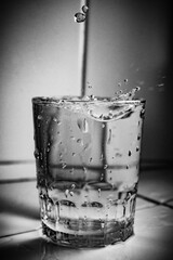 gotas de agua salpicando en vaso 