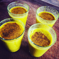 Goldene Milch - mit Kurkuma, Pfeffer, Ingwer, Milch und Zimt
