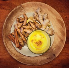 Kurkuma, Ingwer, Zimt - die Goldene Milch