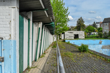Cabines d'une vieille piscine abandonnée