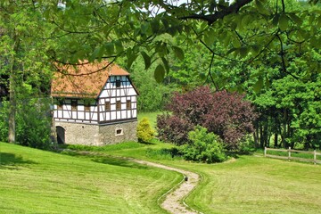 Fachwerkhaus, idyllisch in einem Tal gelegen.