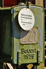 Schaltkasten mit Warnschild an einem Strommast. Bauart 1959.