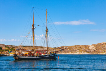 Fototapeta na wymiar Old sailing ship on a rocky coastline