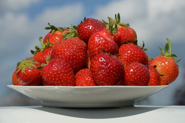 Truskawka Polska , Bez nawozów ,Ekologiczna truskawka ,Truskawka słodka ,strawbery, owoc, jedzenie, czerwień, swiezy, jagoda, strawbery, dojrzałe, słodki, zdrowa, deser,  zdrowa ekologia ,naturalna ,