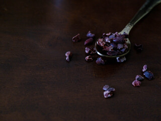 スプーンとカカオニブ Cacao nibs