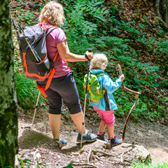 Mutter und Tochter beim Wandern im Wald