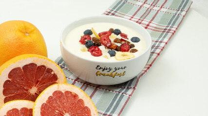 fruta y lácteos para el desayuno