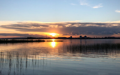Obraz premium Beautiful sunset above Volga river in Kazan, Russia