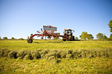 Battage des foins dans une prairie en France.