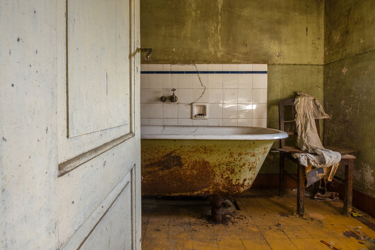 Vieille baignoire rouill&eacute;e dans une salle de bain 