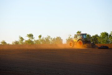 Tracteur en campagne labourant le champ en été.