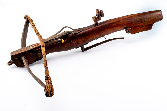 Eine Mittelalterliche Armbrust  vor weissem Hintergrund freigestellt
