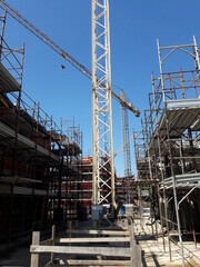 Cantiere edile in primavera - gru e ponteggio