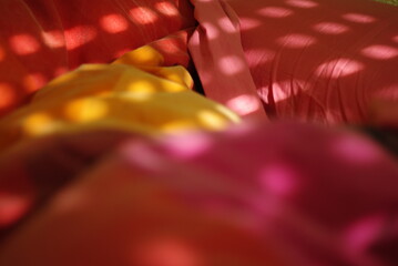 Fototapeta na wymiar Formas creativas y luz de ventana sobre la cama, fondo creativo