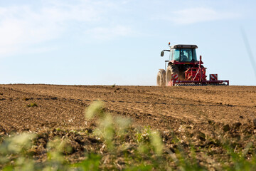 Obraz premium Tracteur en France labourant son champ.