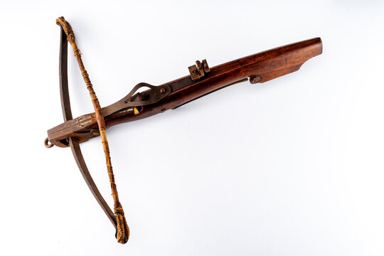 Altert&uuml;mliche Armbrust vor weissem Hintergrund