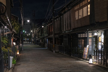 Fototapeta na wymiar 京都祇園 夜の新橋通り