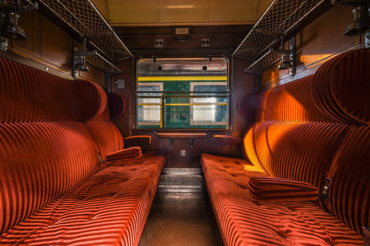 Banquettes dans un vieux wagon de train 