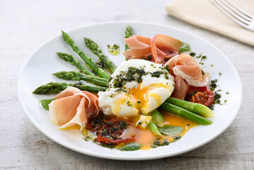 Eggs Benedict with Asparagus and Ham