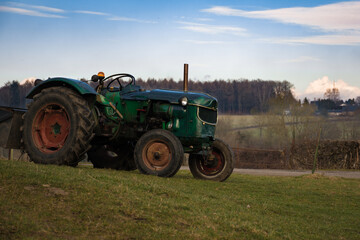 vieux tracteur vert