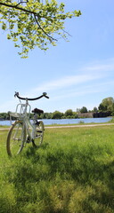 schickes Fahrrad vor See