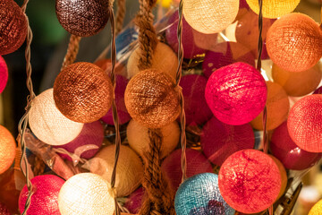 Viele bunte Lampions aus Stoff