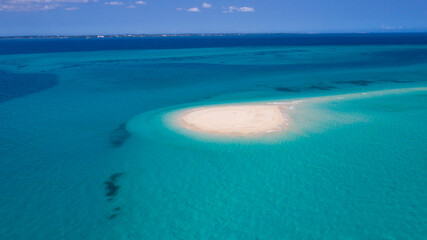 Obraz premium Sandbank with tide coming in almost covering it.