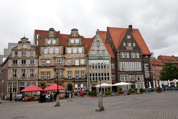 Fototapeta na wymiar Restaurants am Marktplatz in Bremen