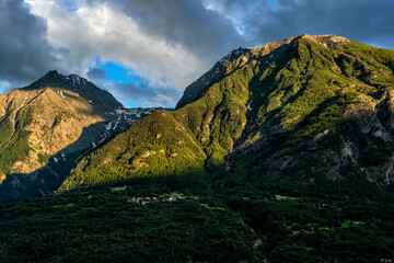 Obraz premium mountain panorama in spring with cloudy sky and play of light in the mountains