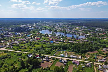 Obraz premium A bird's eye view of the small town by the river